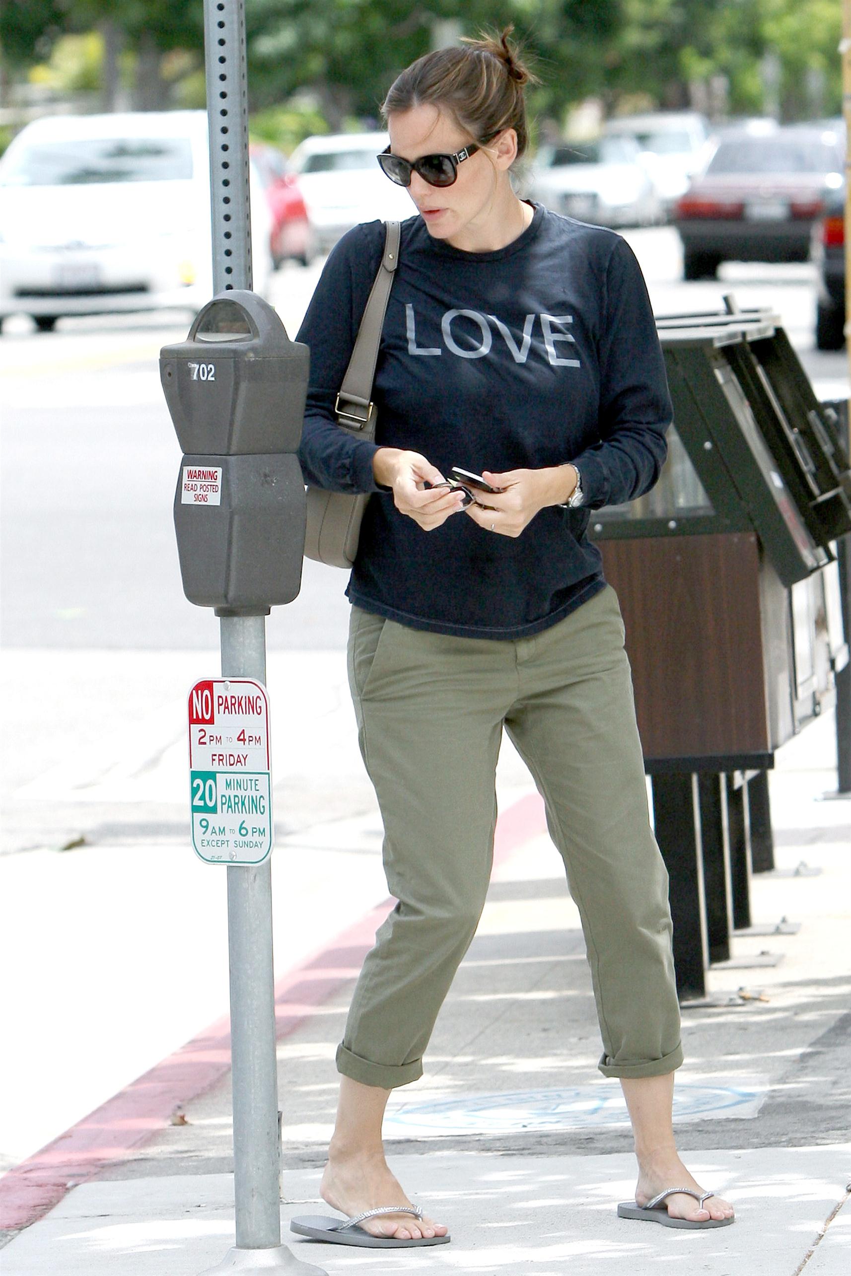 Jennifer Garner wearing a long sleeve t-shirt | Picture 65681